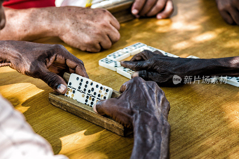 在古巴圣地亚哥，多米诺骨牌玩家的手