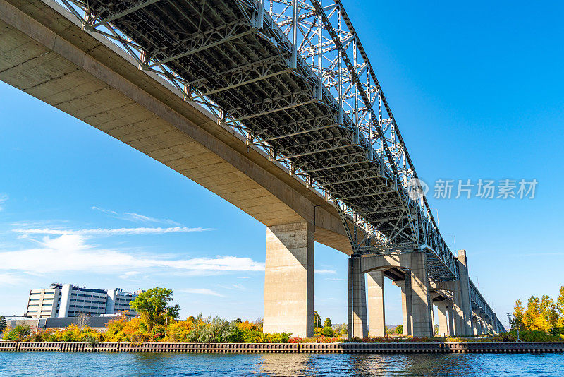 伊丽莎白女王路QEW高速公路大桥和运河，安大略省，加拿大