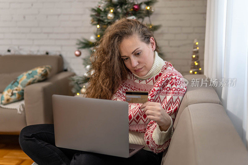 一位女士正在用信用卡购物