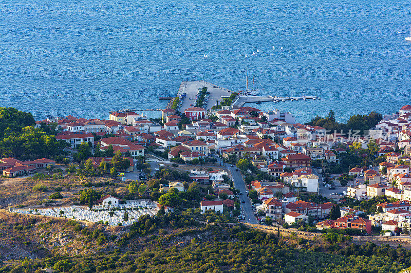 希腊伯罗奔尼撒半岛墨西尼亚州标志性的风景如画的小镇皮洛斯俯视图
