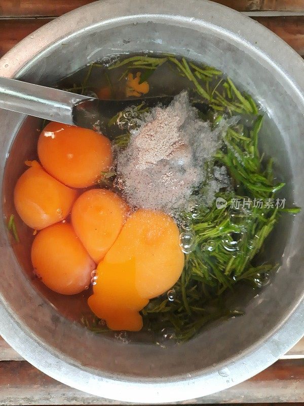 煎蛋卷和金合欢叶食物的准备。