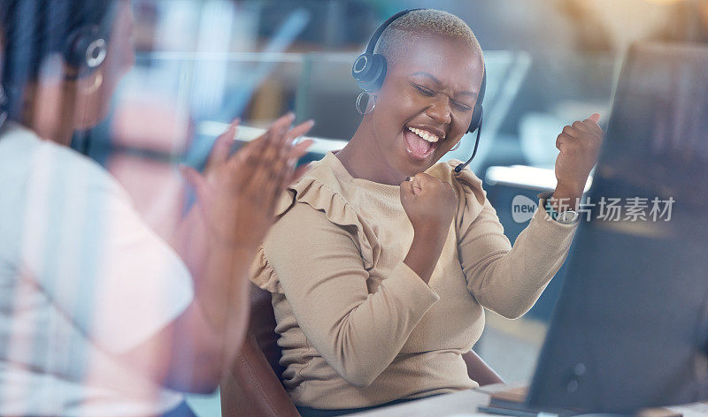 呼叫中心，黑人女性以及庆祝在工作场所的客户服务中获得晋升或成功。快乐的电话销售代理或员工庆祝办公室最佳桌面支持的胜利或胜利。