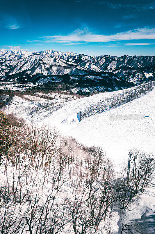 日本白波，白雪皑皑的日本山