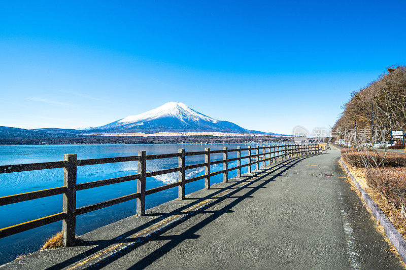 初冬清晨，从山中湖眺望富士山