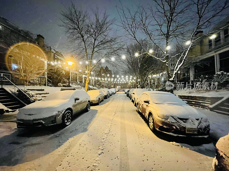 被雪覆盖的城市街道