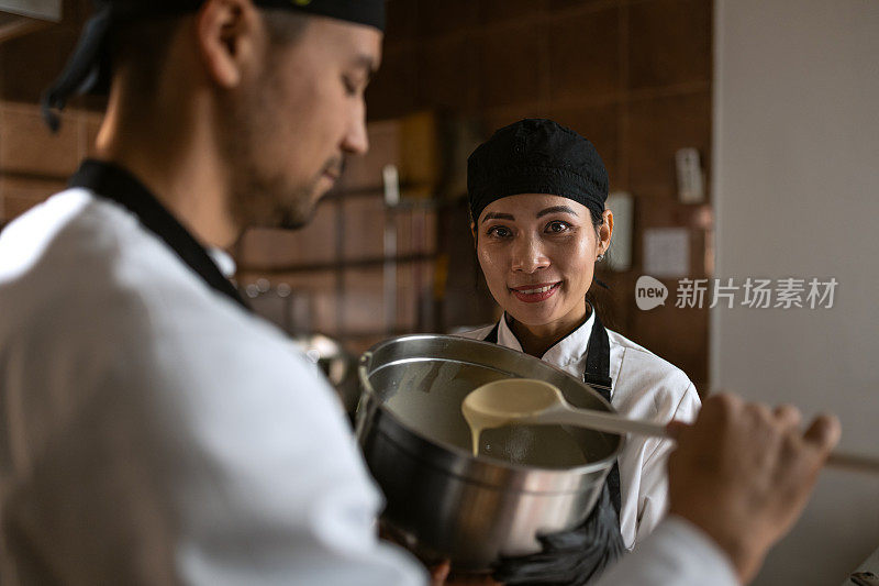 一个国际厨师在厨房的肖像。