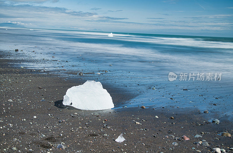 冰岛海岸线上的Jokulsarlon小冰山