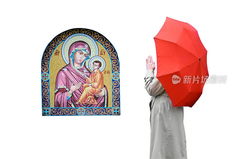 在白色背景下的基督教圣像前，一个拿着红伞的女人在祈祷
