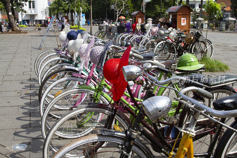 在哥打都亚的法塔希拉广场或雅加达老城区出租自行车。
