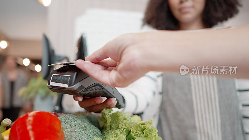 NFC信用卡支付。使用NFC技术的非接触式信用卡支付。无线货币交易。顾客使用信用卡支付，在超市进行非接触式支付，并提供数字交易服务。