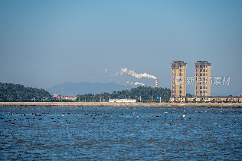 现代临海建筑和化工厂烟囱