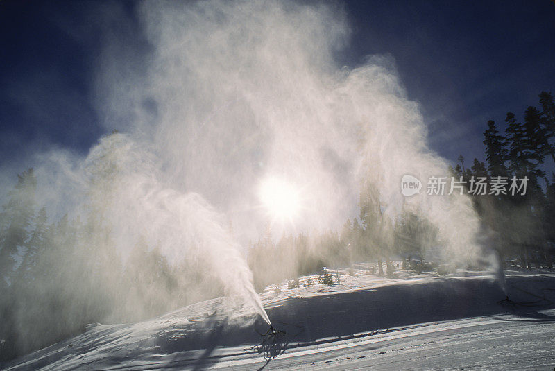 在滑雪山上造雪