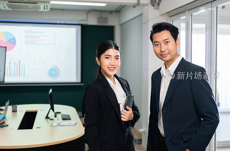 亚洲商业人士团队分析金融统计。商务人士团队会议会议讨论公司理念在办公室。