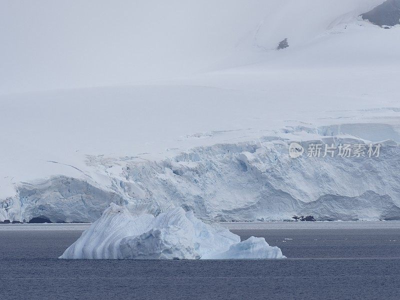 南极洲天堂湾附近摇摇欲坠的冰崖
