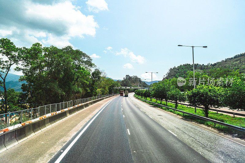 香港城前的柏油路