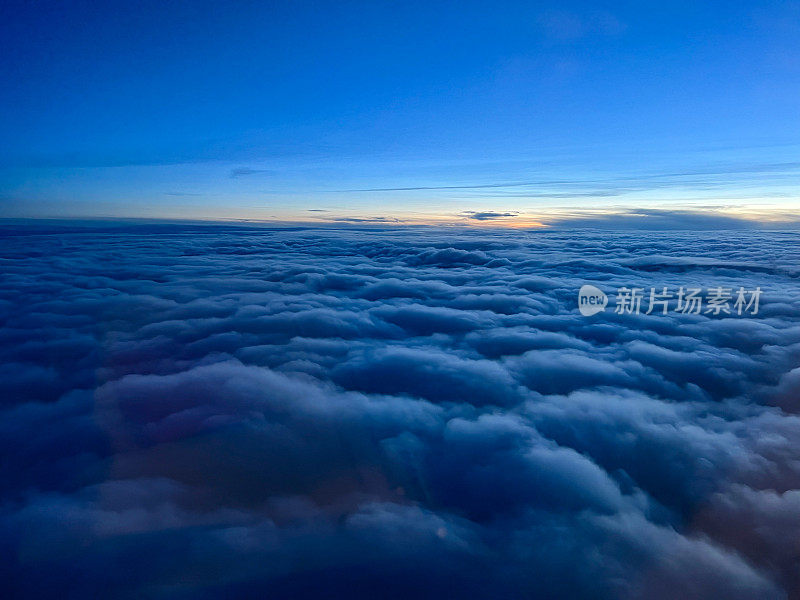 天空上方的云晚霞黄昏