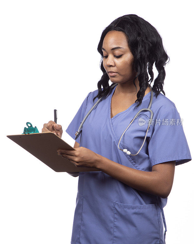 非裔美国女护士看着剪贴板