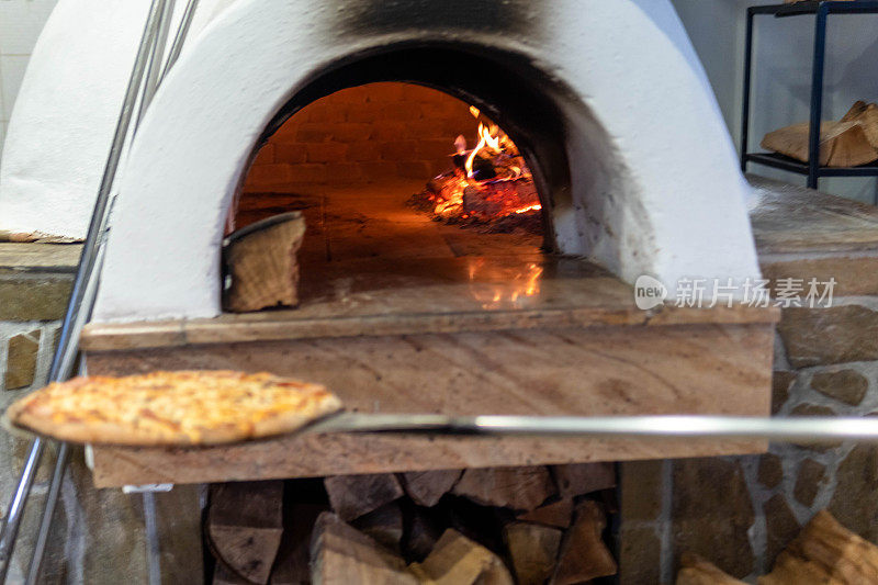 美味的披萨在木制烤箱