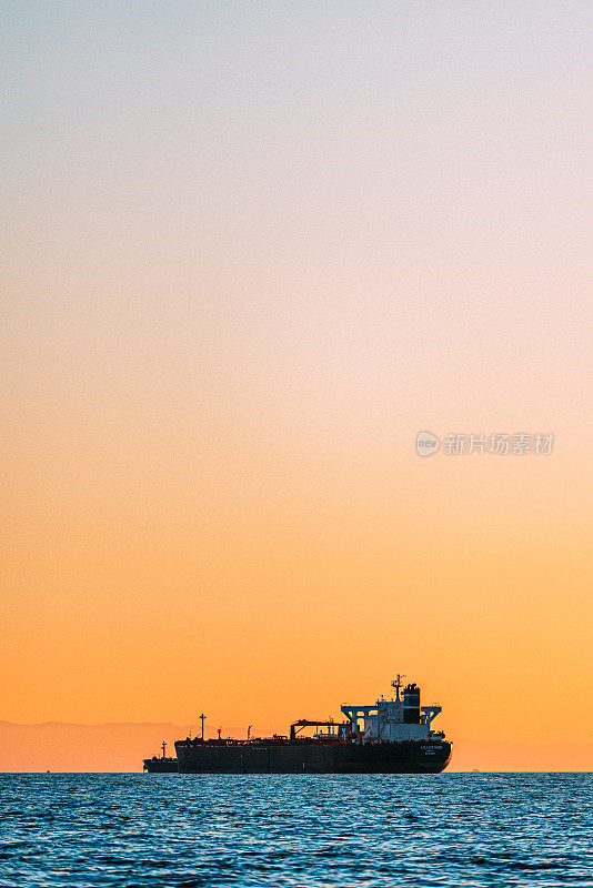 在日落的太平洋上，一艘空货船的剪影，加利福尼亚洛杉矶附近的高复制空间拍摄