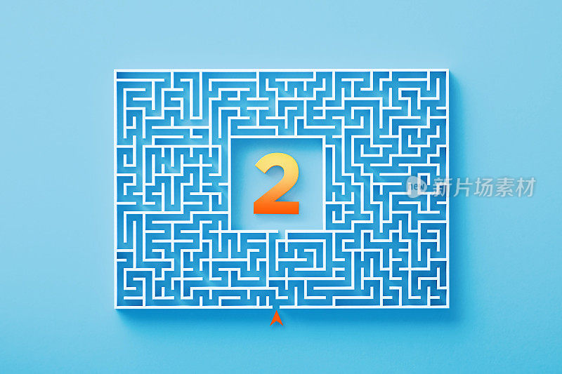 橙色2号坐在蓝色背景的白色迷宫的中心