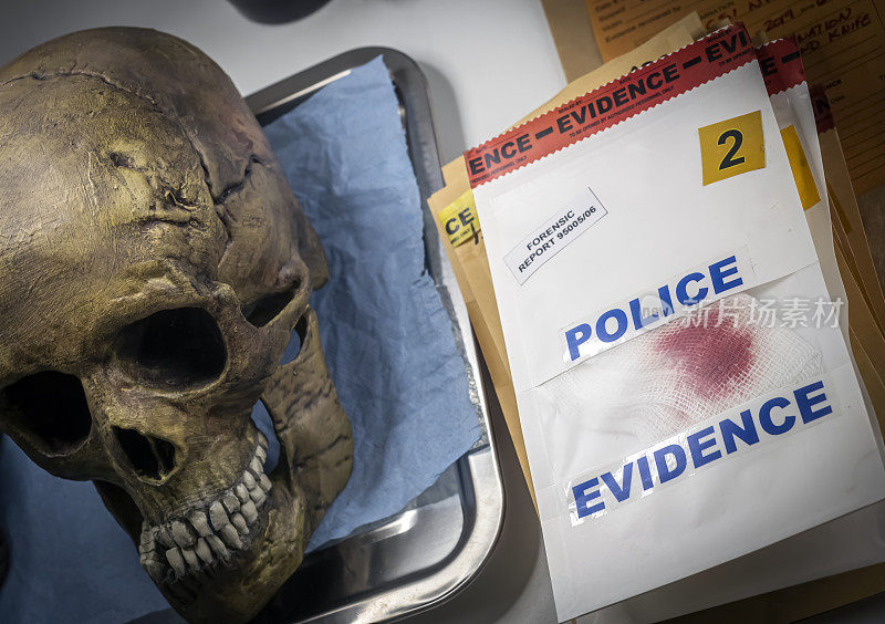 犯罪实验室中年男子头骨旁证据袋里的人血绷带，DNA测定，概念图