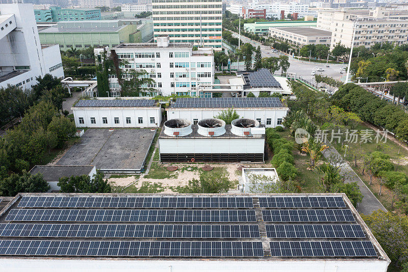 太阳能光伏板安装在工厂的屋顶上