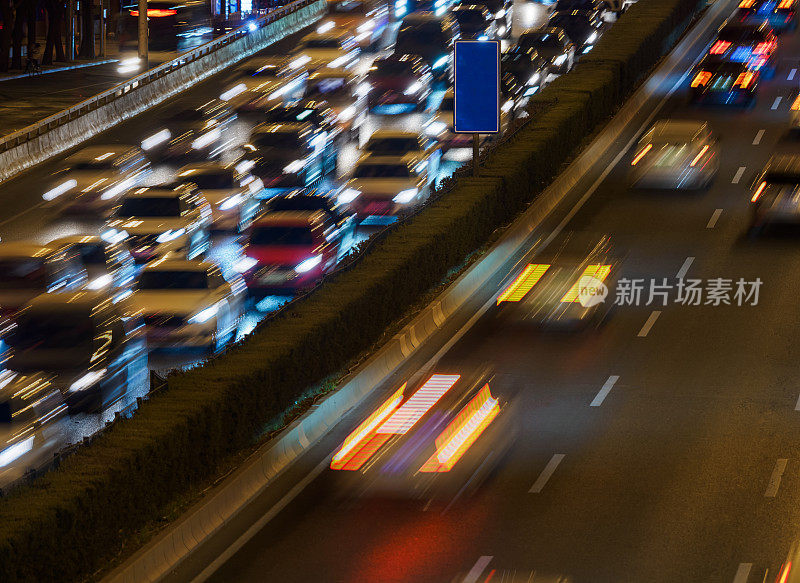 汽车在道路上运动模糊的背景