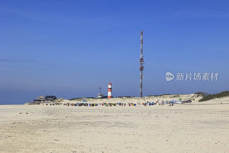 博尔库姆海滩上的电力灯塔和新的无线电桅杆