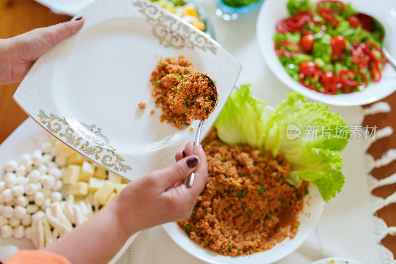 吃素的食物放在盘子里，放在桌子上