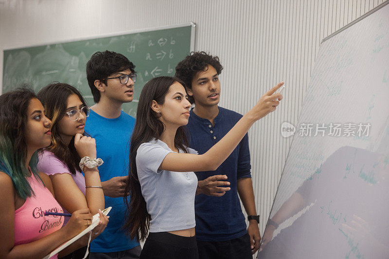 印度大学生在校园里学习，使用白板