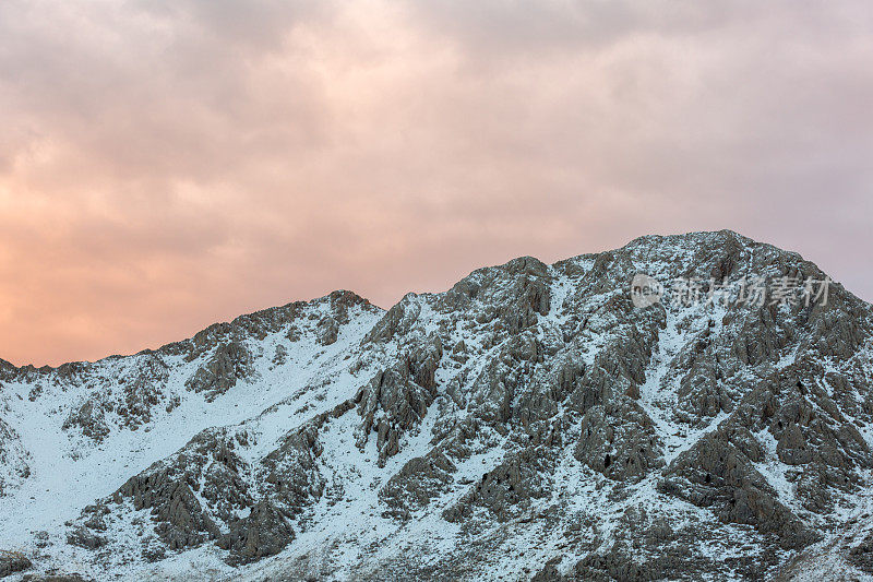 近距离拍摄白雪覆盖的山峰