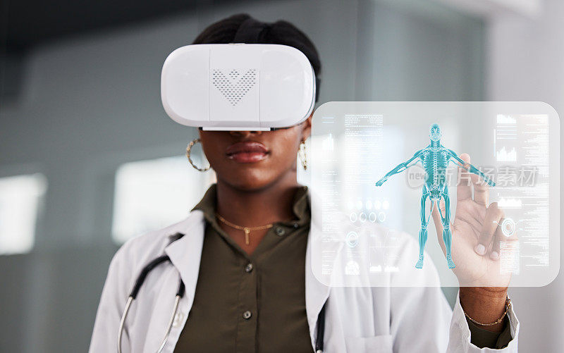 医生，女人和虚拟现实眼镜全息图，人体解剖和点击分析在诊所。非洲医学，全息ux和ar视觉与新闻界，数据分析或三维模型在metaverse
