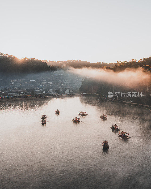 在湖上的船，班拉泰，梅洪山，泰国北部