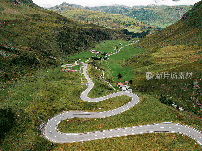 瑞士山口公路鸟瞰图