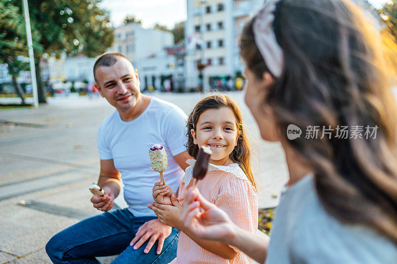 一家人在城里吃冰淇淋