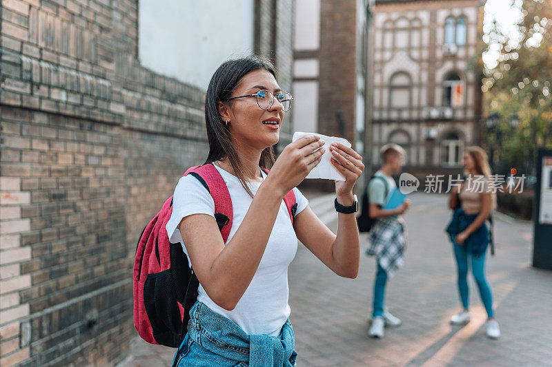 在大门口喘不过气来