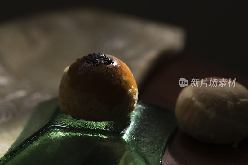 中秋烘焙食品、蛋黄饼和月饼是台湾传统食品，象征着家庭团聚。