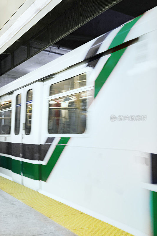 无人驾驶全自动轻轨客运列车抵达地铁站