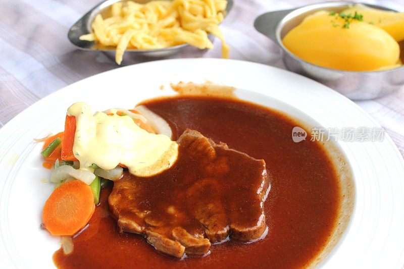 烤猪肉加黑汁，蔬菜，巴西沙司，煮土豆。巴伐利亚特色菜。