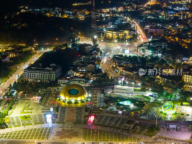 大叻市临联广场向日葵大厦鸟瞰图。越南发达国家的旅游城市。大叻市中心广场与宣香湖