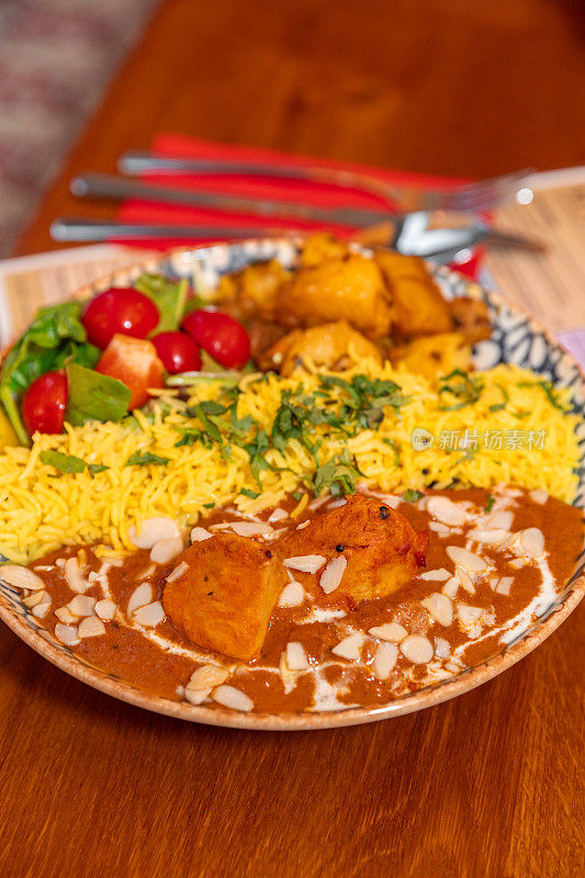 印度餐厅的黄油鸡配藏红花米饭