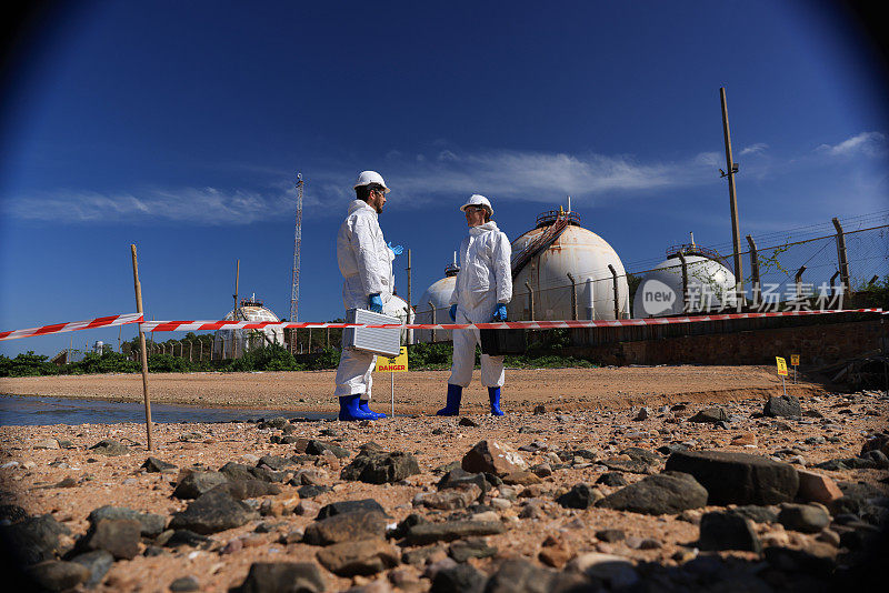 负责化学PPE工作的工程师现场检查油厂的有毒物质