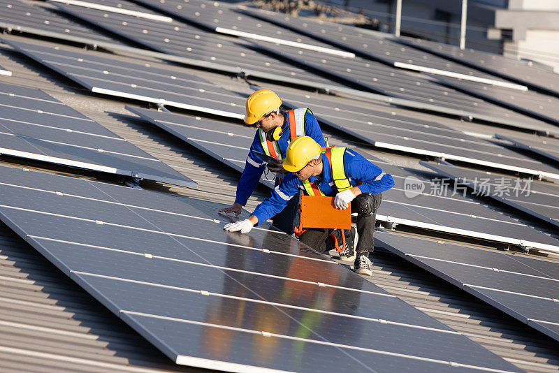 两名工程师检查太阳能电池板表面的裂纹