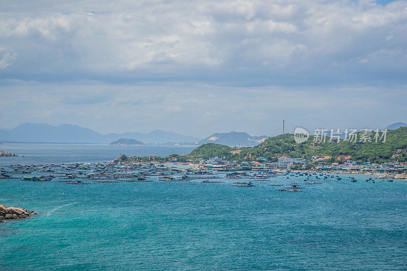 平巴潘朗岛海上水产养殖的木筏屋区