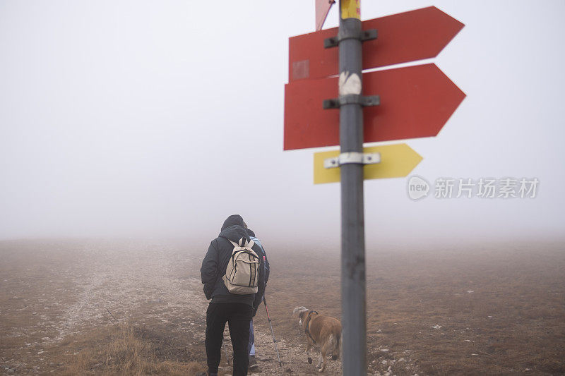 沿着一条徒步小径爬上陡峭的小山