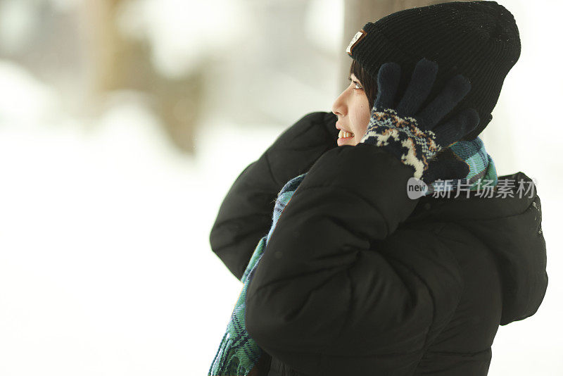 年轻女子在走廊休息