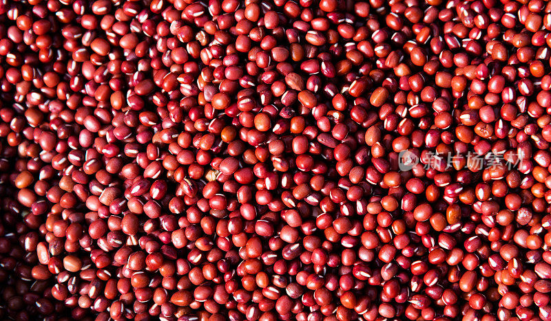 把干红豆从上面堆起来。也叫红豆、红豆、红绿豆或红绿豆