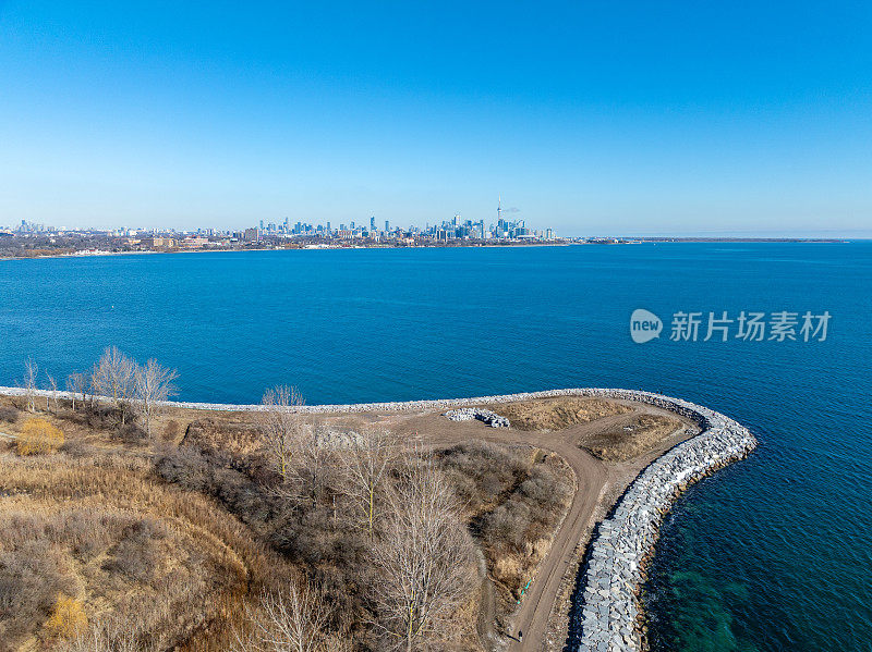 亨伯湾海岸的天际线从安大略湖的水域，多伦多，加拿大