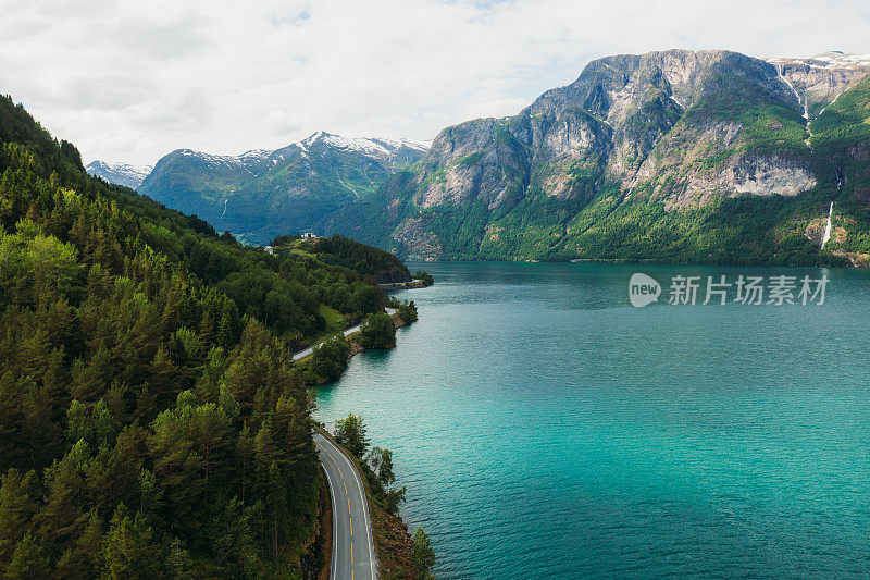 鸟瞰风景公路在夏季景观由水晶蓝色峡湾与田园诗般的山景在挪威