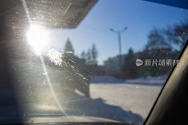 汽车挡风玻璃上的鸟粪。汽车的挡风玻璃被鸟屎弄脏了。这是一种不愉快的情况。有选择性的重点
